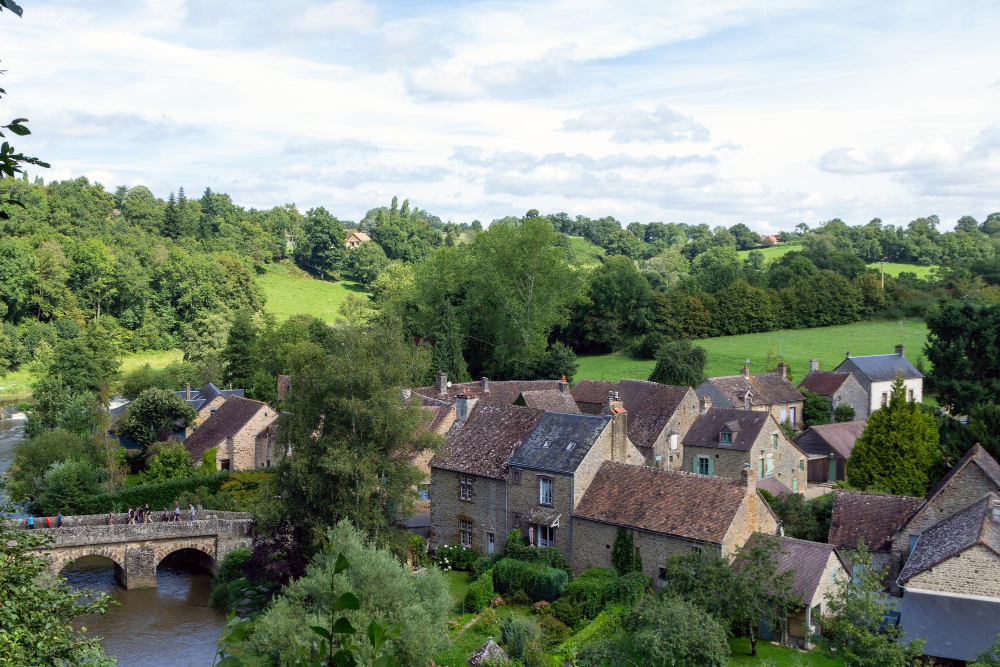 Village de caractère dans la campagne française